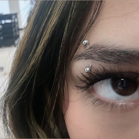 Piercing Ideas Eyebrow, Delicate Eyebrow Piercing, Eye Brows Piercing, Grunge Piercings Aesthetic, Left Eyebrow Piercing, Eyebrow Piercing Cute, Eyebrow Peicerings, People With Piercings, Side Labret Piercing