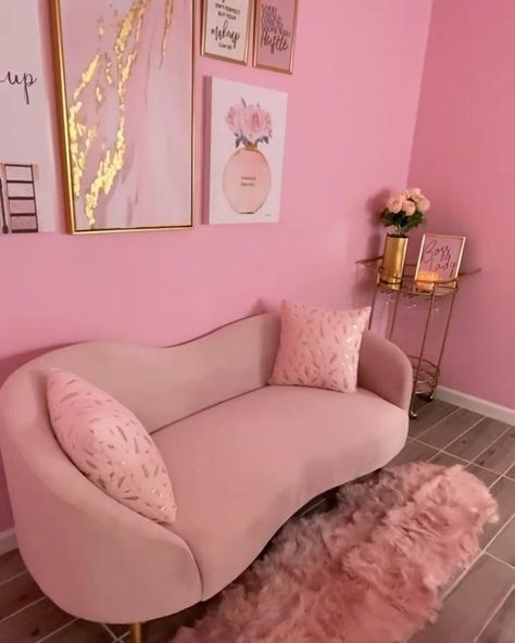 Cute Makeup Studio Decor, Beauty Room With Couch, Light Pink Beauty Room, Makeup Studio Interior Design Ideas, Beauty Room Wallpaper, Home Make Up Studio, Small Makeup Salon Ideas, At Home Beauty Studio, Makeup Salon Ideas Interior Design