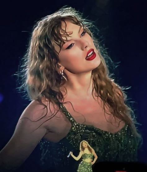 Taylor Swift Pretty, Taylor Swift Christmas, Coquette Christmas, Swift Photo, Taylor Swift Videos, Fame Dr, Taylor Swift Wallpaper, Long Live Taylor Swift, Live Taylor