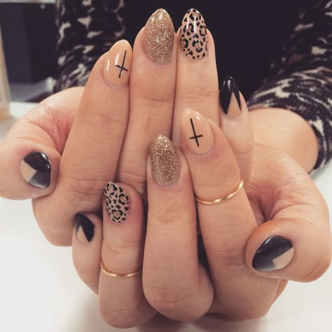 Clear Leopard Nails, Neutral Nails Leopard, Black Nails With Cheetah Accent Nail, Classy Leopard Nails, Almond Nail Art Ideas, Cheetah Nails Almond Shape, Cheat Print Nails, Cheetah Nails Summer, Shirt Coffin Nail Ideas