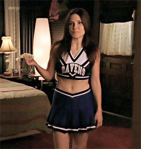 One Tree Hill Brooke Davis (one Tree Hill), One Tree Hill Brooke, Ravens Cheerleaders, Brooke Davis, Jet Black Hair, Clueless Outfits, Sophia Bush, Tree Hill, One Tree Hill