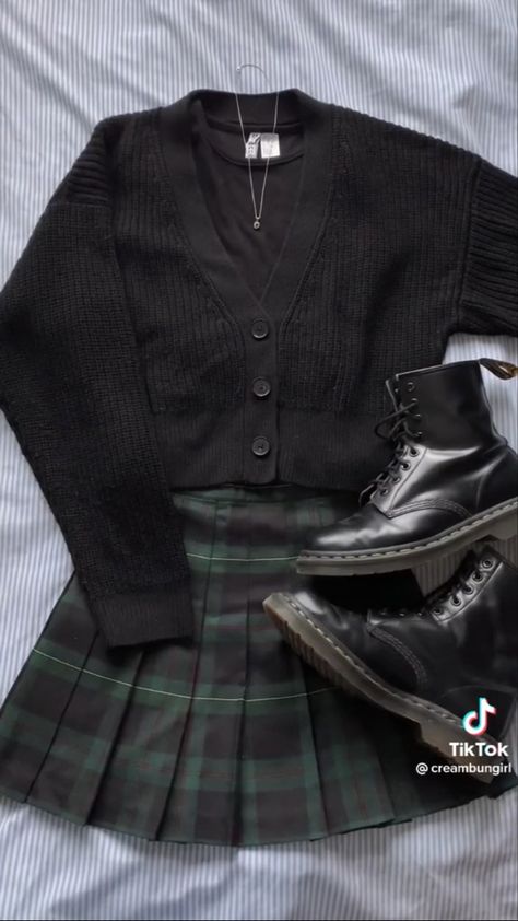 Super Cool Outfits, Collared Shirt And Crewneck, Cute Plaid Skirt Outfits, Slytherin Girl Outfit, Black Boot Outfit, Plaid Outfit Ideas, Brandy Outfit, Cute Plaid Skirt, Slytherin Outfit