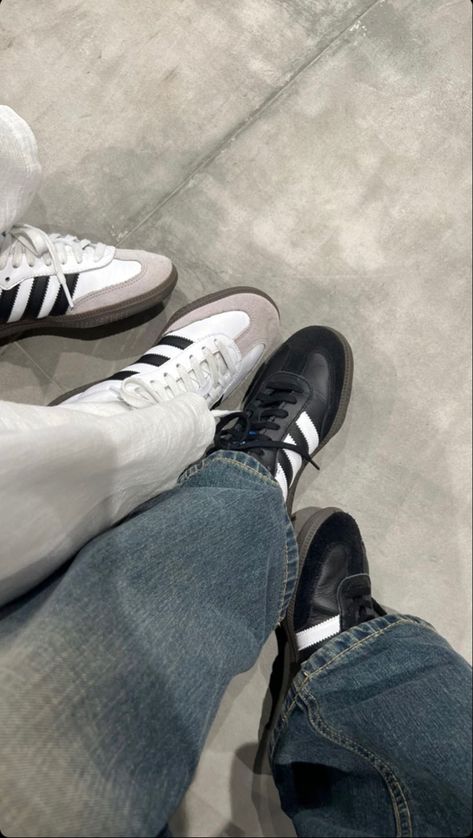 adidas sambas Stockholm style shoes Aesthetic Shoes Photo Friends, Shoe Instagram Story, Story Instagram Friends, Shoes Instagram Story, Dio Black, Magnus Lacrontte, Apple Watch Fashion, Boy Walking, Couple Goals Teenagers Pictures