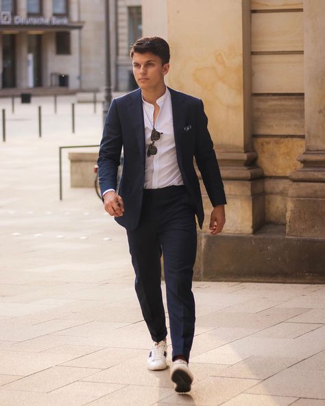 RICHYSKR on Instagram: “[Anzeige/Advertising] Business outfits in summer are exiting! Find your style at @olympmen ☀️👔 #SummerInOlymp #MenInOlymp” Launch Party Outfit, Party Outfit Male, Outfits In Summer, Detective Outfit, Outfit Male, Men In Suits, Formal Attire For Men, Outfit Office, Advertising Business