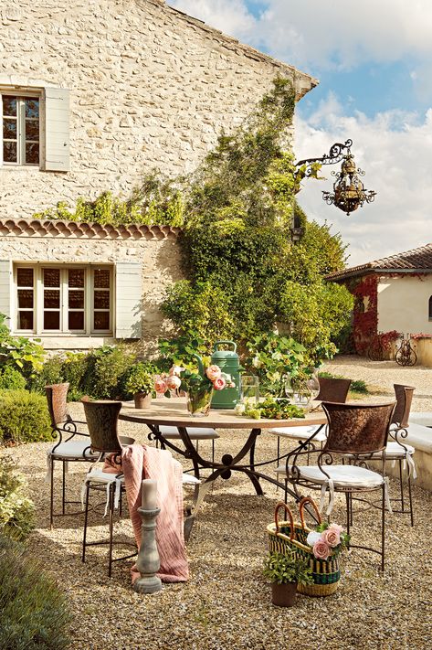 Claves decorativas del estilo Provenzal Provence Garden, Garden Seating Area, Street Cafe, Tuscan Style, Garden Seating, Garden Features, French Country Style, Country Gardening, Backyards