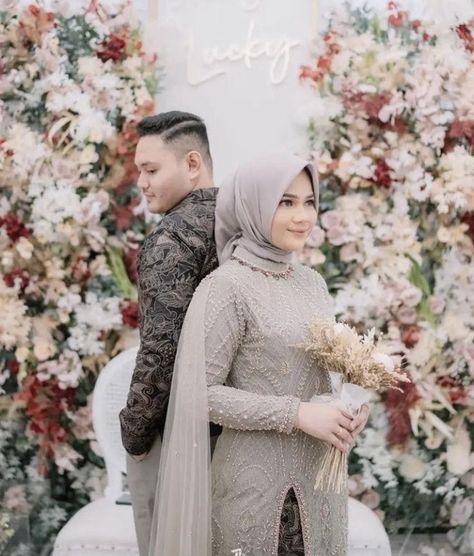 Pose Tunangan, Foto Engagement, Pose Lamaran, Engagement Party Photo Ideas, Pose Pengantin, Pose Wedding, Muslim Wedding Photography, Engagement Pose, Foto Wedding