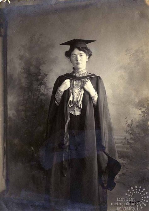 Christabel Pankhurst Christabel Pankhurst, Aesthetic Library, Suffragette Movement, Front Profile, Suffrage Movement, Female Role Models, Party Crafts, Women's History, Studio Portrait