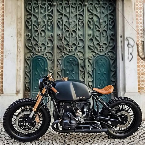 Cafe Racers Zone on Instagram: “What are your thoughts on this BMW? ⇩ ⇩ ⇩  Photo by @banditgarageportugal  #bmw #caferacer #caferacerride” Bmw Nine T Scrambler, Bobber Scrambler, Custom Bikes Cafe Racers, Cafe Racer Moto, Bmw R100, Bike Bmw, Мотоциклы Cafe Racers, Custom Bmw, Cafe Bike