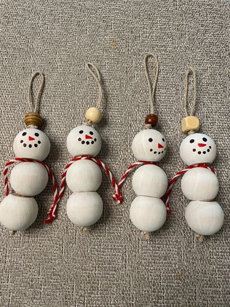 Wood Bead Snowman Ornament, Wood Bead Snowman, Amazing Craft Ideas, Easy Yarn Crafts, Wood Beads Diy, Wooden Christmas Crafts, Beading For Kids, Coaster Crafts, Wooden Snowman