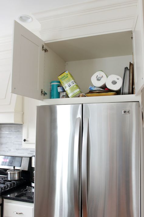 Small kitchen organization - Bring order to the cabinet above the fridge! Refrigerator Casing, Space Above Refrigerator Ideas, Over Fridge Cabinet Ideas, Above Refrigerator Ideas, Space Above Refrigerator, Organize Pans, Above Fridge Storage, Above Refrigerator, Above Fridge