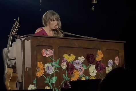 Surprise Song Piano, Taylor Swift Surprise Song Piano, Taylor Swift Eras Tour Piano, Eras Tour Piano, Eras Tour Piano Flowers, Suprise Song Dress Eras Tour, Taylor Swift Piano, Taylor Swift Surprise Songs Eras Tour, Surprise Songs Eras Tour