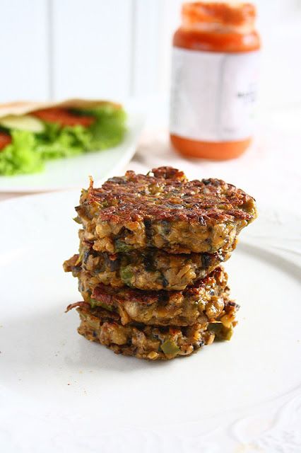 collecting memories: Mushroom Patties in Pita Mushroom Patty, Mushroom Patties, Veggie Patties, Green Bell Pepper, Fresh Recipes, Veggie Burger, Meatless Meals, Bell Pepper, Pita