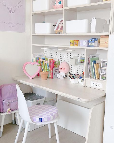 Waiting Room Design, Small Room Makeover, Study Desk Decor, Desk Inspo, Cute Diy Room Decor, Desk Inspiration, Pinterest Room Decor, Study Room Decor, Room Desk