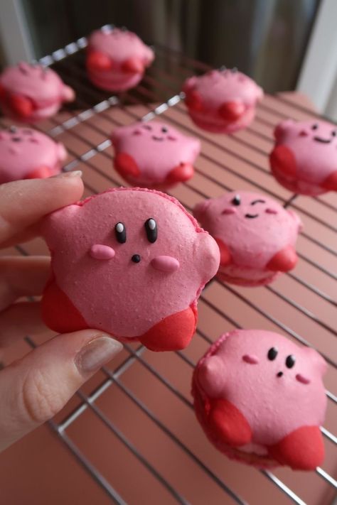 Kirby Baking, Kirby Macarons, Kirby Desserts, Kirby Food, Kirby Cake, Kirby Party, Kirby Birthday, Cute Macarons, Kirby Game