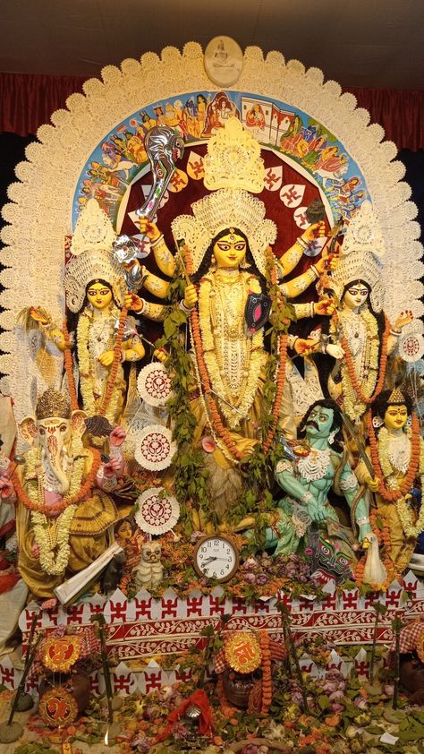 Bengali Durga Maa, Durga Pandal, Vedic Art, Body Building Men, Durga Puja, Durga Maa, Body Building, Good Vibes, Statue