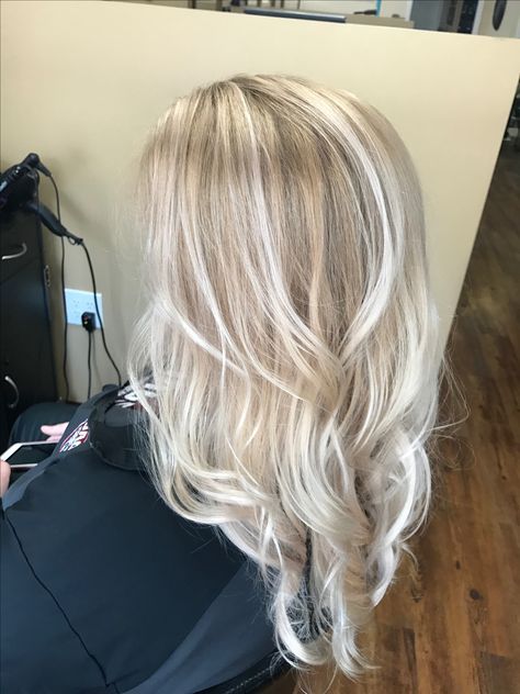 blonde shadow root and balayage😍 Bleach Blonde Shadow Root, White Blonde With Shadow Root, Shadow Root Blonde, Healthy Blonde Hair, Blonde Hair With Roots, Icy Blonde Hair, Dimensional Blonde, Blonde Roots, Light Blonde Hair