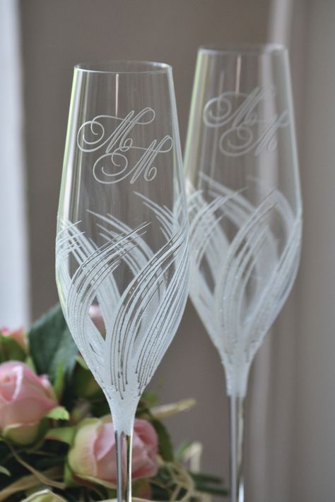 Hand-painted toasting flutes personalized with Bride's and Groom's names or initials Glasses For Wedding, Handmade Wedding Gifts, Wedding Flutes, Toasting Glasses, Toasting Flutes, Wedding Black, Wedding Glasses, Online Gift, Flutes