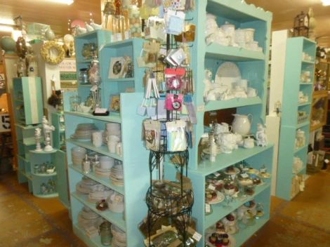 Flea Market Booth Display Ideas, Antique Booth Display Ideas, Antique Display Ideas, Flea Market Displays, Booth Display Ideas, Retail Display Shelves, Farmers Market Display, Vendor Booth Display, Flea Market Booth