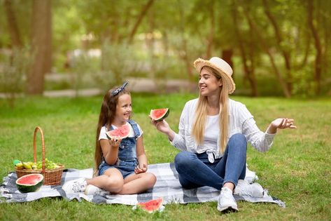 Mother Daughter Photoshoot, Kids Picnic, Picnic Birthday, Family Picnic, Mom And Daughter, Enjoy Summer, Mother And Daughter, Family Photoshoot