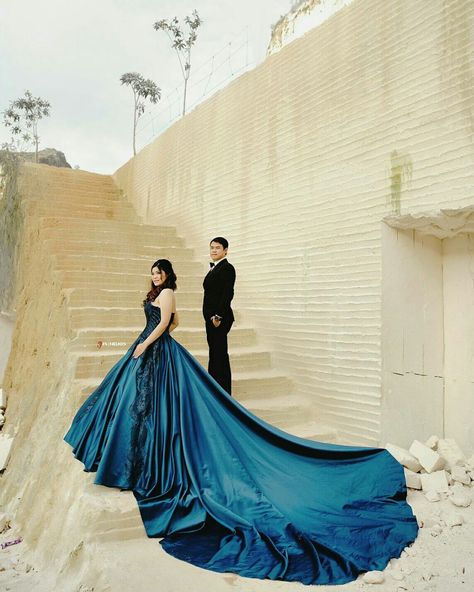 Tell Gown Pre Wedding, Pre Wedding Costume Ideas, Trail Gown For Pre Wedding Shoot, Tail Gown For Pre Wedding, Pre Wedding Shoot Dress Ideas, Prewedding Outfit Ideas, Western Poses, Prewedding Poses, Prewedding Dress