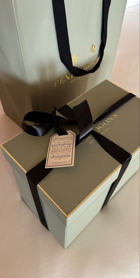 ig : @rafialjidannn Luxury Packaging Design For Clothes, Luxury Clothing Brand Packaging, Luxury Clothing Packaging Design, Fashion Gifts Ideas, Luxury Box Design Packaging Ideas, Luxury Box Design, Luxury Box Packaging, Luxury Birthday Gifts, Luxury Packaging Design