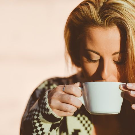 9 Tricks To Get Out Of Bed Faster, Because Mornings Are Hard Americano Coffee, Coffee Stock, Coffee Hacks, Coffee Bags, Impressive Recipes, Decaf Coffee, Roasted Coffee Beans, Local Coffee Shop, Free Coffee