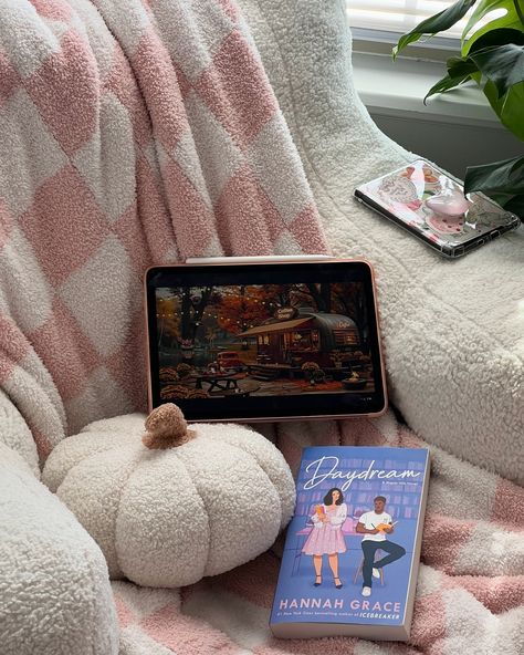 happiest when it's fall 🧸☕️🧦🤍🍂 Fall Aesthetic Books, Library Aesthetic, Book Instagram, Cozy Aesthetic, Fallen Book, Fall Inspo, Cozy Reading, Winter Aesthetic, Book Blogger