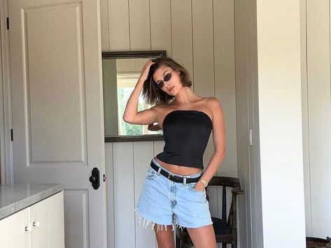 Hailey Bieber Channels Zendaya in the Bob Department — Glamour Black Short Trousers Outfit, Hailey Bieber Street Style, Hailey Bieber Outfits, Tube Top Outfits, Hailey Bieber Style, Hailey Baldwin Style, Look Office, Loafers Outfit, Quoi Porter