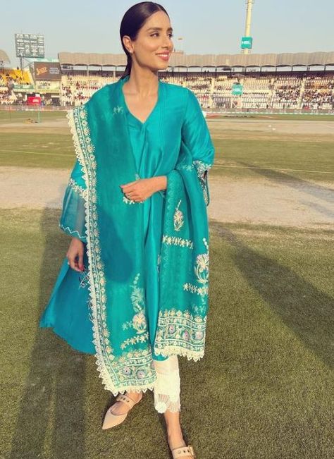 Sports Presenter Zainab Abbas husband, son, father, mother, age and other details. Zainab Abbas, Son Father, Salwar Pattern, Abba, Sports, Quick Saves