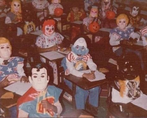 I remember these costumes from my childhood. One year I went as the Jolly Green Giant. Halloween Meme, Old Halloween Costumes, School Costume, Halloween Memes, Creepy Pictures, Halloween Pictures, Halloween Celebration, Rare Photos, Back In The Day