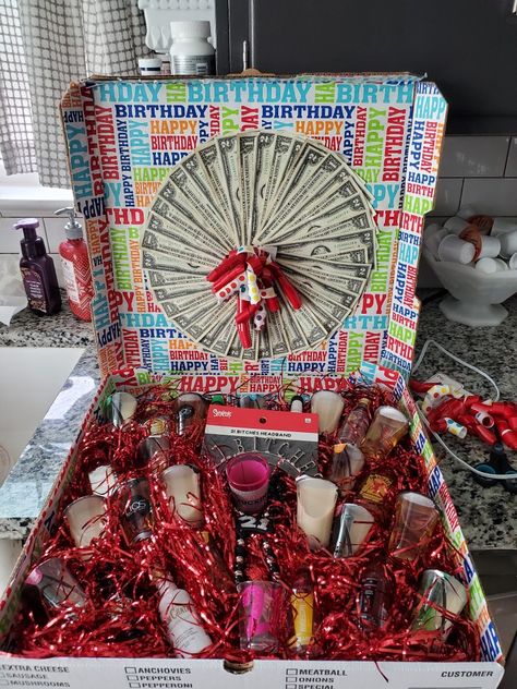 21 Year Old Birthday Gifts, Diy Birthday Box, 21st Birthday Gift Baskets, Drink Gift, Birthday Gift Baskets, 16th Birthday Gifts, Birthday Box, Birthday Party 21, First Birthday Gifts