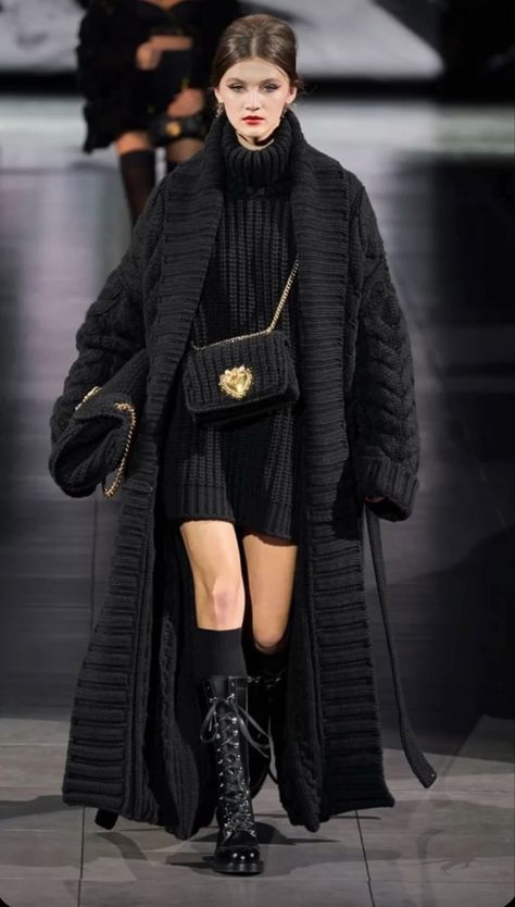 Knitwear Fashion 2020, Rok Outfit, Black Clothes, Couture Mode, Knitwear Fashion, Dolce E Gabbana, 가을 패션, Dark Fashion, Fashion 2020