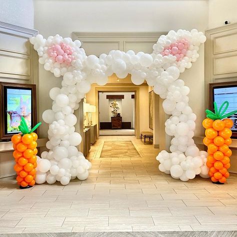 Easter Themed Birthday Party Decorations, Easter Balloons Ideas, Easter Balloon Arch, Easter Birthday Party Decorations, Mini Dates, Adult Easter Party, Easter Themed Birthday Party, Easter Balloon Decor, Peanuts Easter