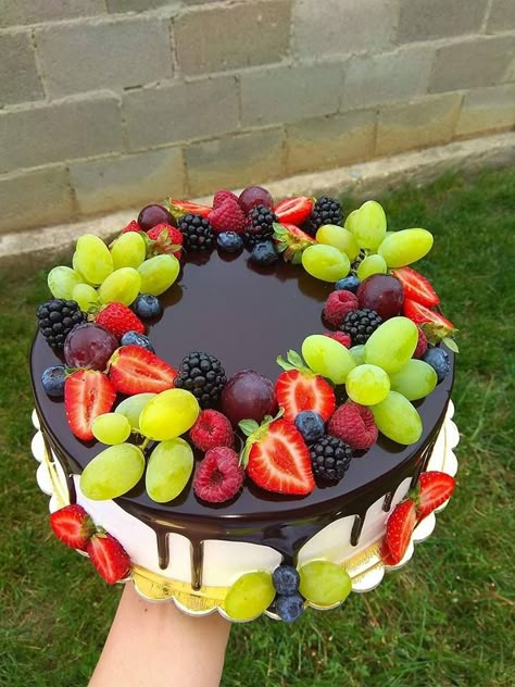 Unique Birthday Cake Ideas, Unique Birthday Cake, Tårta Design, Fruit Cake Design, Fresh Fruit Cake, Pastry Chocolate, Cake Decorating Frosting, Wd 40, Easy Cake Decorating