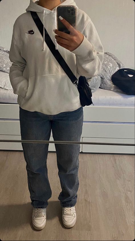 Nike White Hoodie Outfit, White Nike Hoodie Outfit, Nike Zip Up Hoodie Outfit, White Hoodie Outfit, Black Joggers Outfit, Nike Hoodie Outfit, Hoddies Outfits, Hoody Outfits, Swag Fits