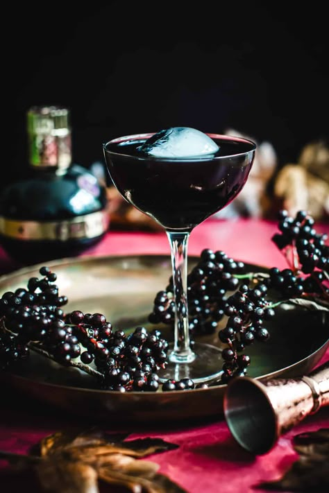 Full Moon Martini, Full Moon Drink, Eclipse Themed Cocktail, Moon Themed Cocktails, Werewolf Cocktail, Eclipse Cocktail Ideas, Full Moon Cocktail, Solar Eclipse Cocktails, Full Moon Party Ideas