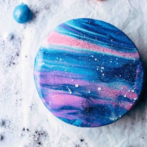 White Food Coloring, Mirror Glaze Cake Recipes, Galaxy Party, Resep Brownies, Galaxy Cake, Mirror Glaze Cake, Mirror Cake, Cake Pop Molds, Mirror Glaze