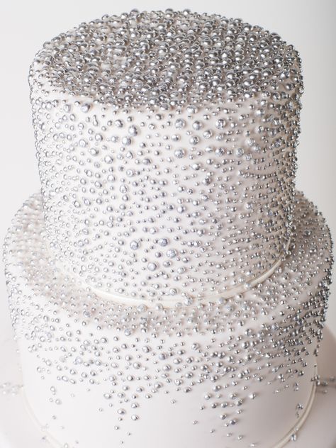 White Glitter Cake, Sparkly Birthday Cake, Elegant Wedding Cake Toppers, Pop Star Party, Disco Cake, Diamond Cake, Bling Cakes, White Party Decorations, Wedding Cake Pearls