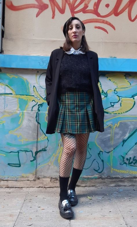 Green Tartan Skirt Outfit, Preppy Punk Outfits, Tartan Mini Skirt Outfit, Scottish Skirt Outfit, Green Plaid Skirt Outfit, Short Pleated Skirt Outfit, Green Mini Skirt Outfit, Plaid Mini Skirt Outfit, Green Tartan Skirt