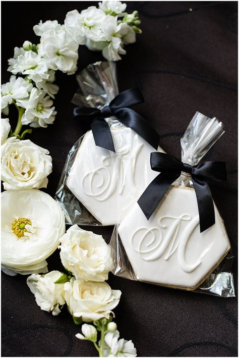 Black Tie Wedding Party Favors, Black And White Cookies Wedding, Wedding Cookies Black And White, Cookie Wedding Favors Packaging, Modern Wedding Favors For Guests, Wedding Cookie Favors For Guests, Black And White Party Favors, Black And White Wedding Favors, Black And White Wedding Cookies