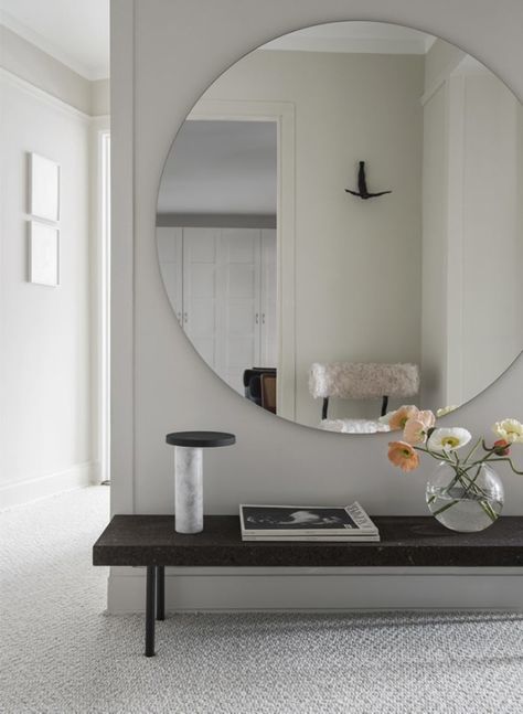 Vstupná Hala, Interior Design Per La Casa, Foyer Decorating, Mirror On The Wall, Entry Way Design, Small Hallways, Design Del Prodotto, Decor Minimalist, A Mirror