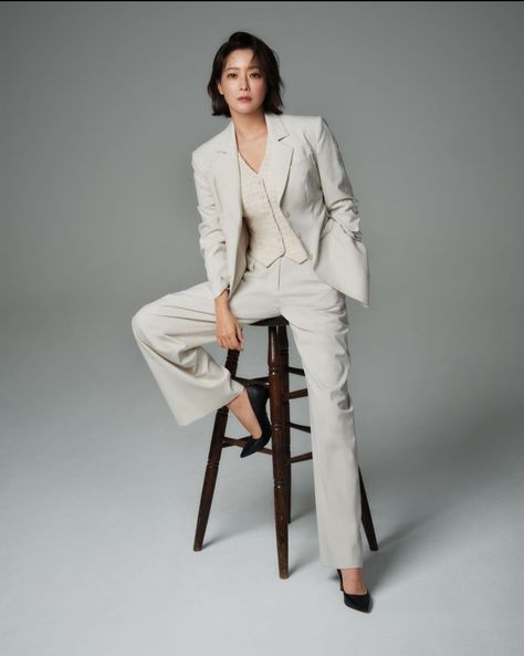 Corporate Headshot Poses, Casual Poses, Business Portraits Woman, Kim Hee Sun, High Fashion Poses, Studio Headshots, Business Portrait Photography, Headshot Poses, Corporate Portrait