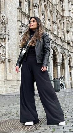 Black Wide Leg Pants Outfit Casual, Black Palazzo Pants Outfit, Wide Leg Pants Outfit Casual, Wide Leg Outfits, Bored Drawing, Wide Leg Outfit, Wide Leg Jeans Outfit, Wide Leg Pants Outfit, Getting Bored