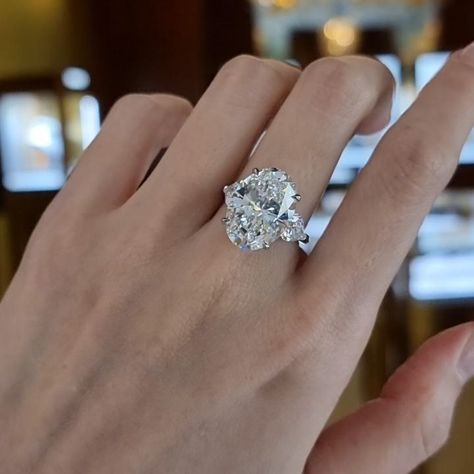 GRAFF SG ION SALON - Tanyy on Instagram: “10carat Oval Shape Diamond ring, Perfect proportions #graffdiamonds #GRAFFSG” 13 Carat Diamond Ring, Graff Wedding Rings, Graff Aesthetic, 10 Carat Engagement Ring, Graff Diamond Ring, Graff Ring, Graff Engagement Ring, Harry Winston Engagement Ring, Harry Winston Ring