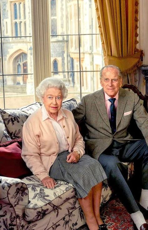 The lovely Queen with her rock and her love Prince Phillip. Princ Harry, Rainha Elizabeth Ii, English Royal Family, Queen E, Reine Elizabeth Ii, Hm The Queen, Royal Family England, Reine Elizabeth, Elisabeth Ii