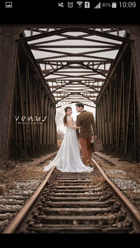 Train Wedding Photos, Train Engagement Photos, Train Wedding Theme, Md Poses, Railroad Wedding, Train Photoshoot, Train Station Wedding, Track Pictures, Prom Photoshoot