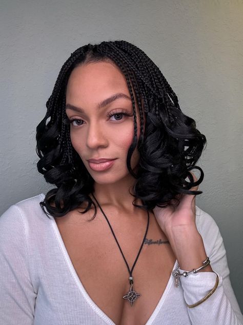 Short French Braids For Black Women, Short Wavy Braids, Short French Curls Braids Black Women, Curly Bob Braids, How To Style Short French Curls Braids, Full Braids, French Curls Braids Bob, Braids Black Women Hairstyles, Short Layered French Curl Braids