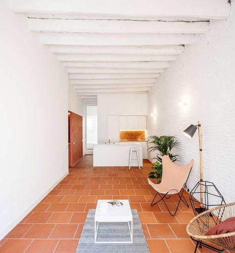 Modern living room of Barcelona apartment with white brick walls and terracotta tile floor - Decoist Courtyards Ideas, Crazy Homes, Terracotta Living Room, Terracotta Tile Floor, Pools Design, Ski Hut, White Bathrooms, Gorgeous Wallpaper, Bathrooms Design