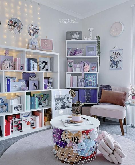 Cute K Pop Room, Kpop Living Room Aesthetic, Boho Kpop Room, Kpop Storage Ideas, K Pop Room Inspiration, Album Display Ideas Kpop, Kpop House Decor, Aesthetic K Pop Room, K Pop Inspired Room