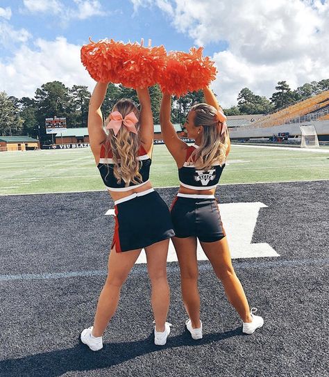 Cheer Picture Poses With Friends, Cheerleader Pictures Poses Best Friends, Cheer Pictures Best Friend Poses, Cute Cheerleader Poses, Short And Tall Person Poses Drawing, Cute Cheer Poses With Friends, Cute Cheer Pictures With Friends, Sister Cheer Pictures, Football Game Cheer Pictures